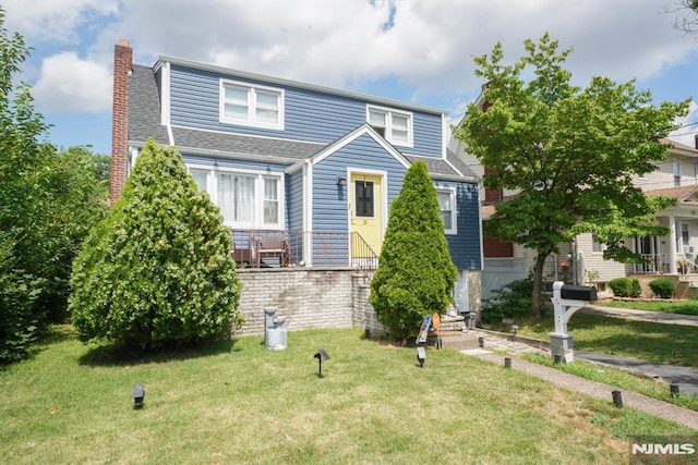 view of front facade with a front yard