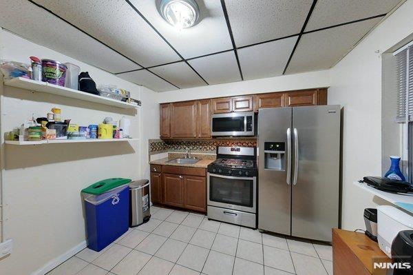 kitchen with sink, decorative backsplash, and stainless steel appliances