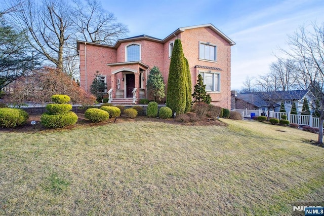 view of front of house featuring a front lawn