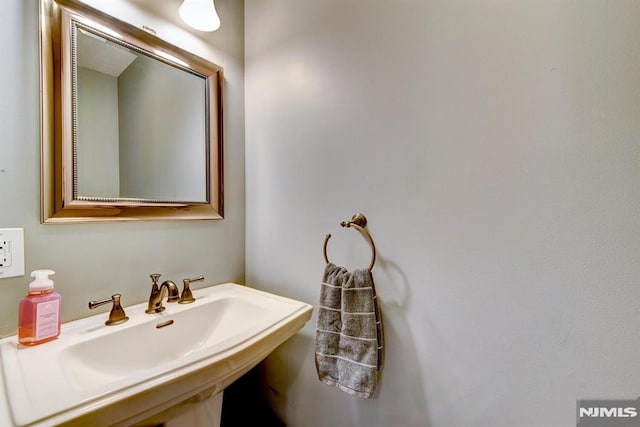 bathroom featuring sink