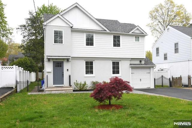 view of front of house featuring a front lawn