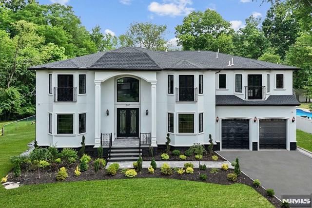 view of front of home with a garage and a front lawn