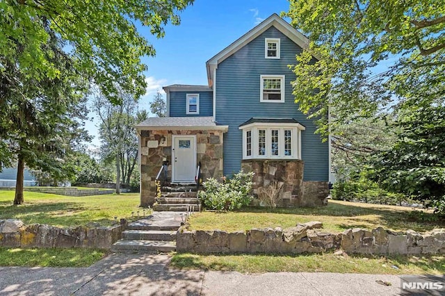 view of front of property featuring a front yard