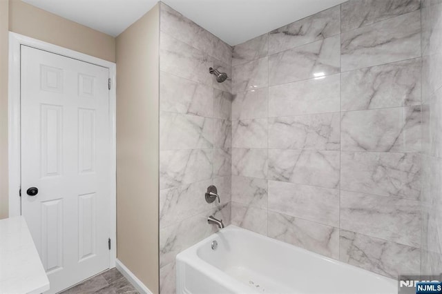 bathroom featuring tiled shower / bath combo