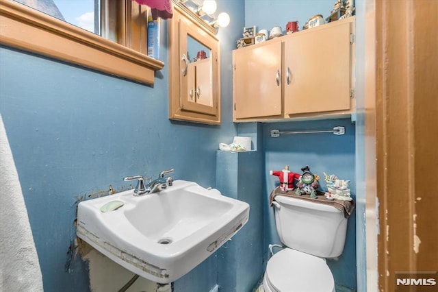 bathroom featuring sink and toilet