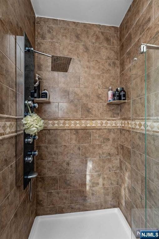 bathroom featuring tiled shower