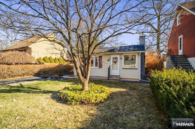 view of front of house featuring a front lawn