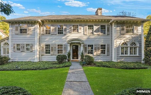 view of front facade with a front lawn