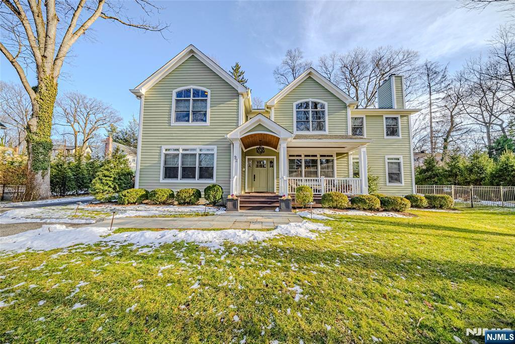 view of front of home featuring a front lawn and a porch