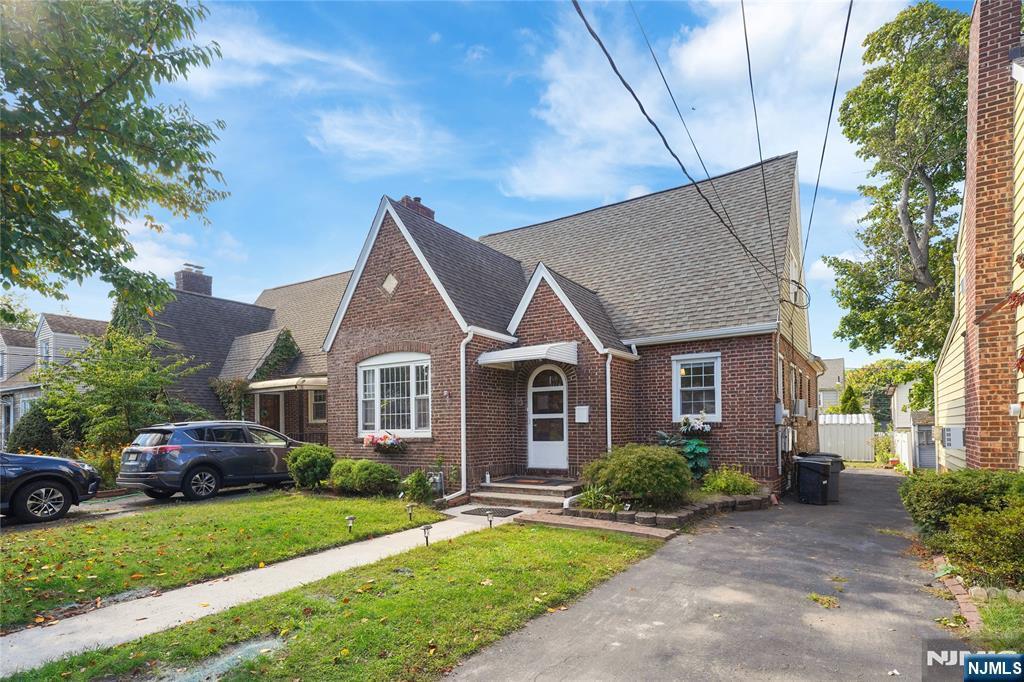 view of front of home with a front lawn