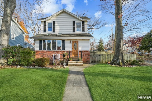 view of front property featuring a front lawn