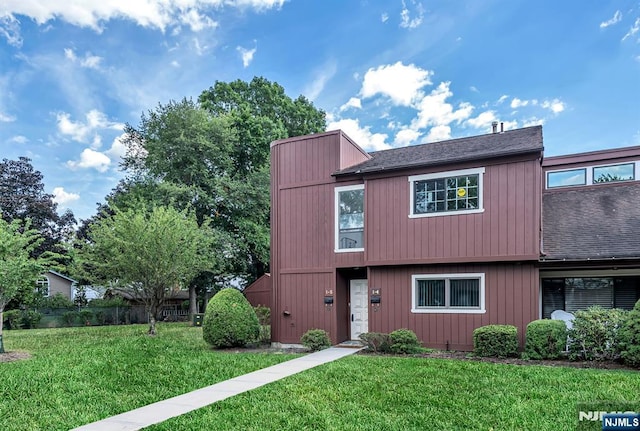 view of front of property with a front yard