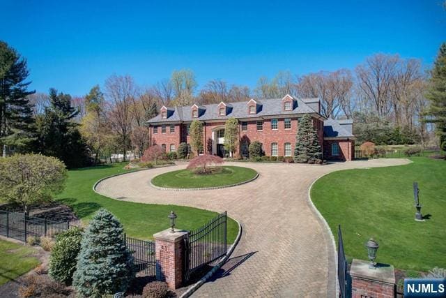 view of front of home featuring a front lawn