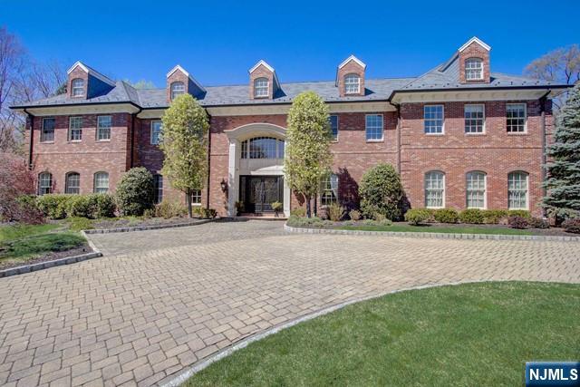 view of front facade with a front lawn