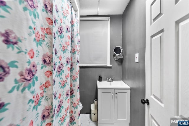 bathroom featuring a shower with curtain and vanity