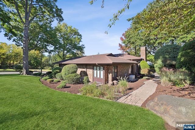 view of front facade with a front yard