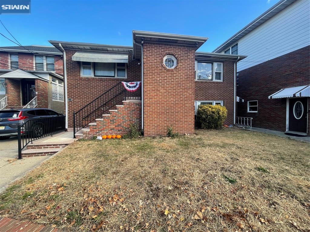 view of front facade featuring a front yard