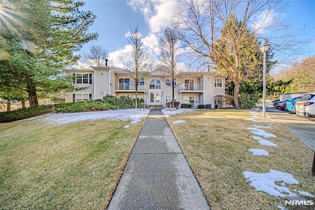 view of front of home featuring a front yard