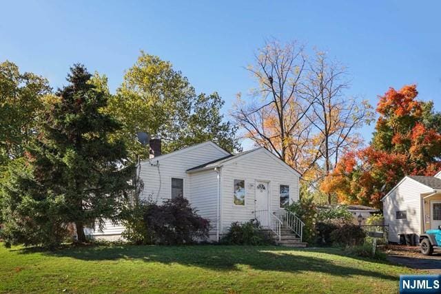 exterior space featuring a front yard