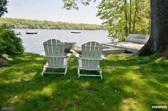 view of yard featuring a water view