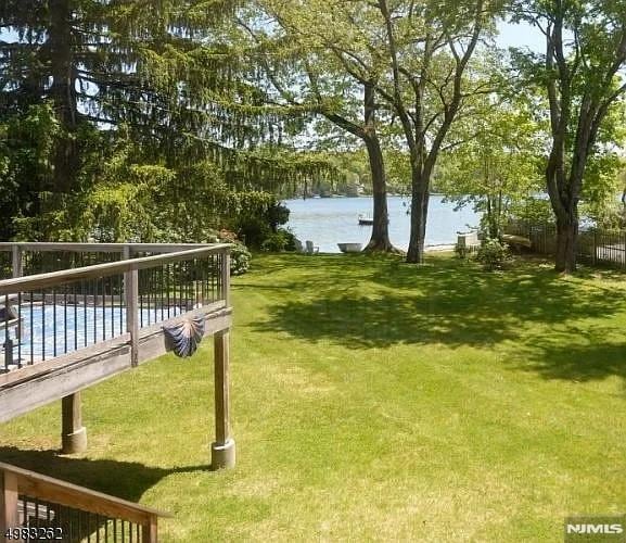 view of yard featuring a water view