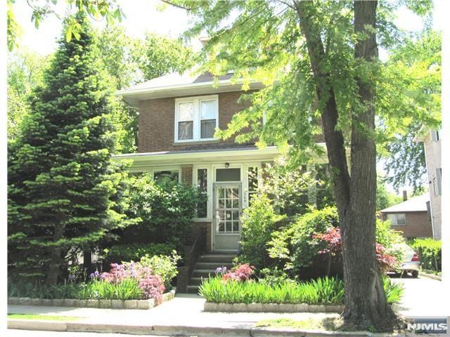 view of front of property with entry steps