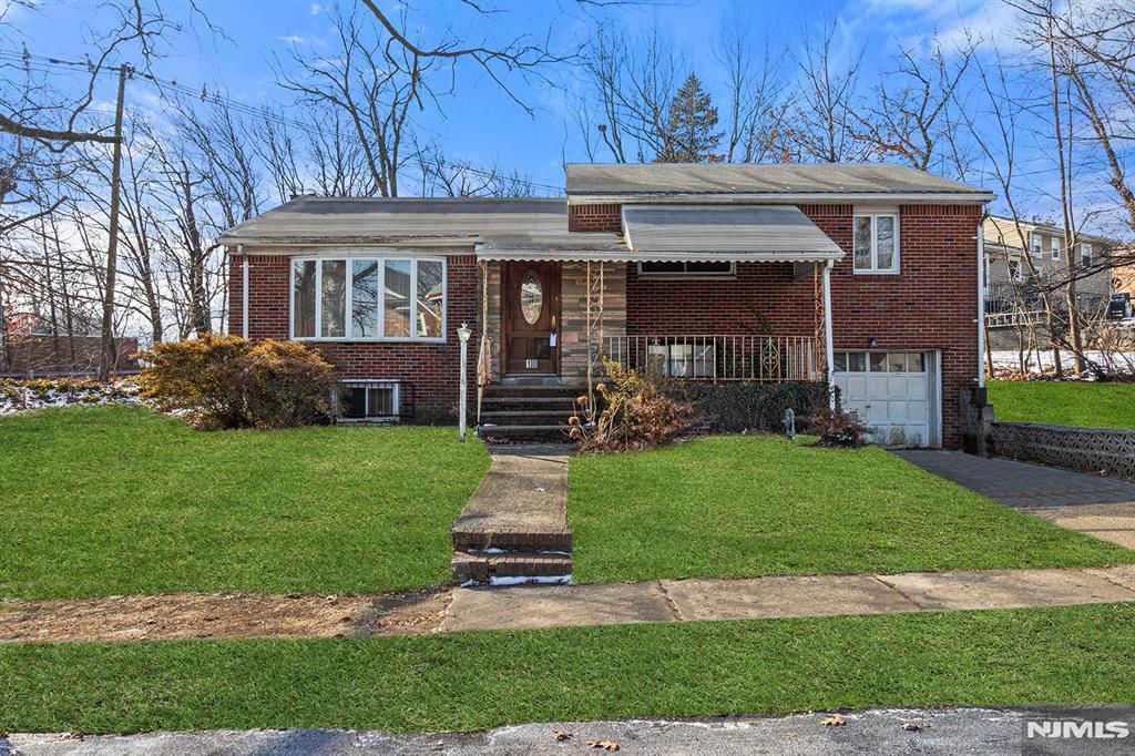 view of front of home featuring a garage and a front lawn