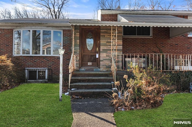 view of front facade featuring a front lawn