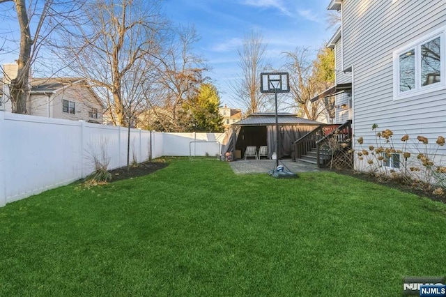 view of yard featuring a patio area