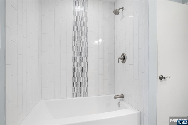 bathroom with tiled shower / bath