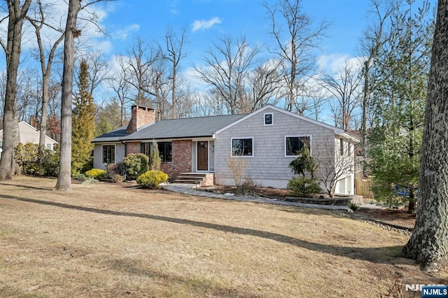 view of front of home featuring a front yard