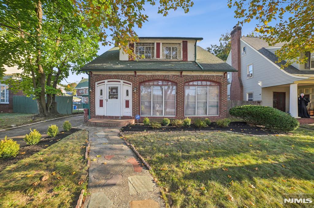 view of front of property featuring a front yard