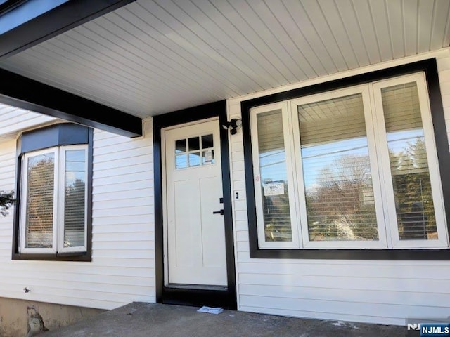 entrance to property featuring covered porch