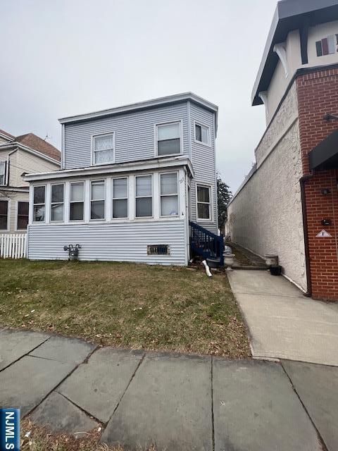 view of front of property with a front yard