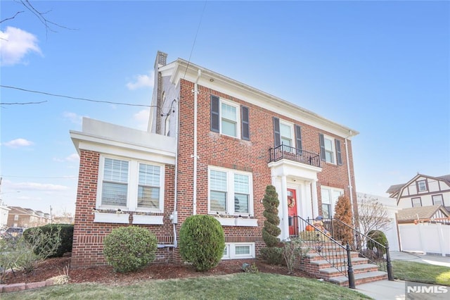 view of front of property with a front lawn