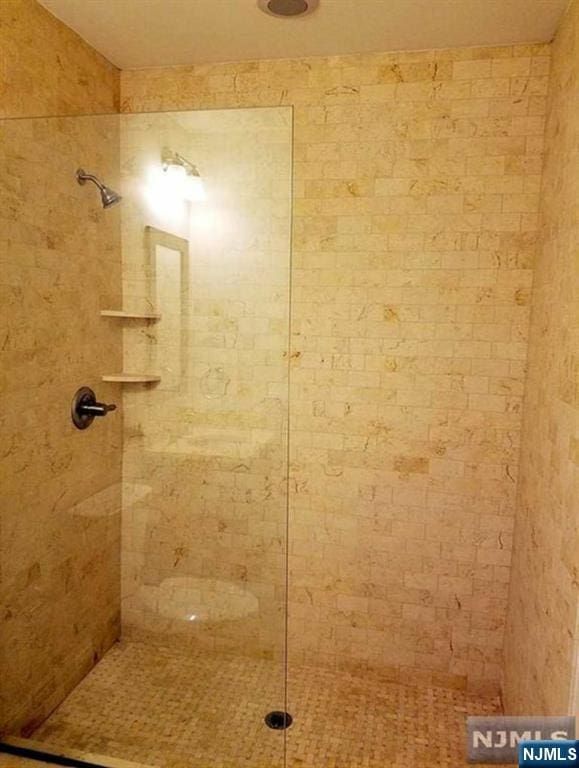 full bath with tiled shower