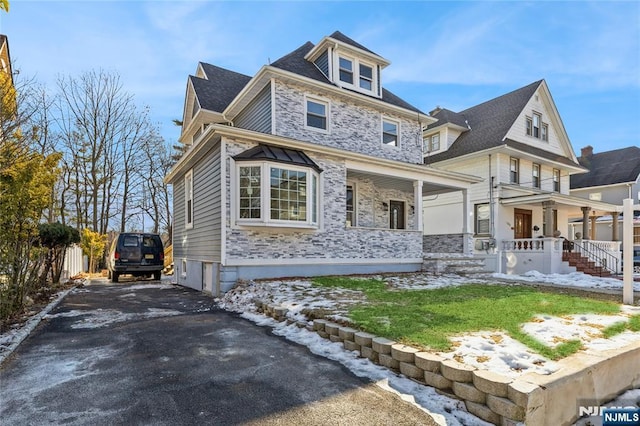 view of front facade featuring a front yard and covered porch