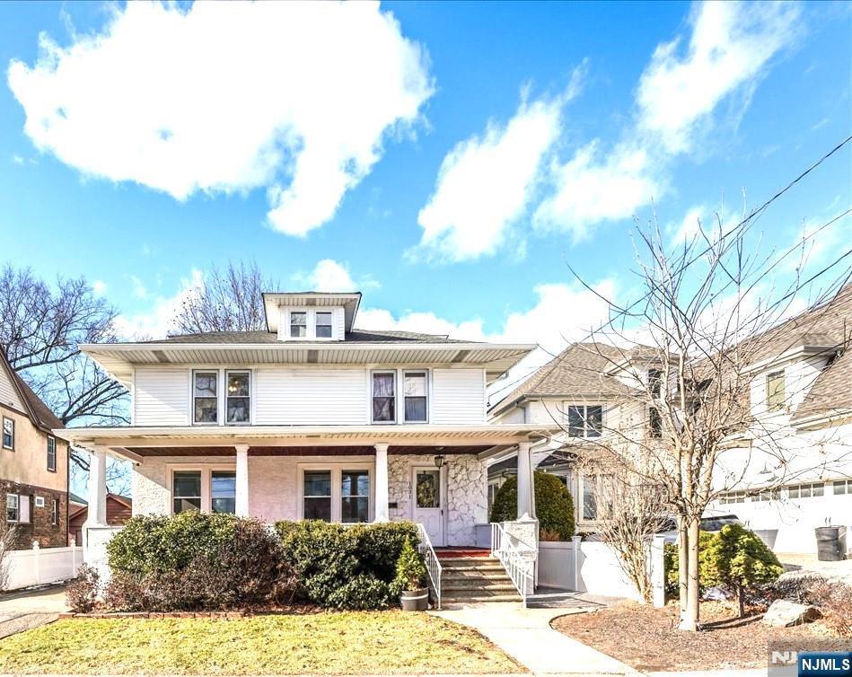 view of front of house featuring a porch and a front yard