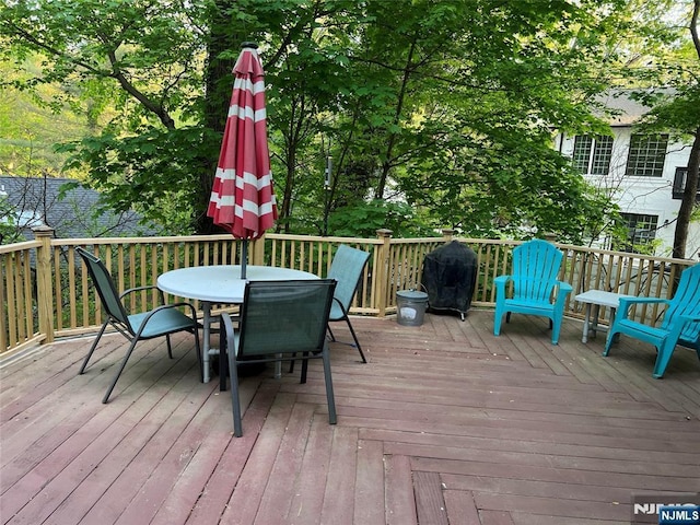 deck with outdoor dining space