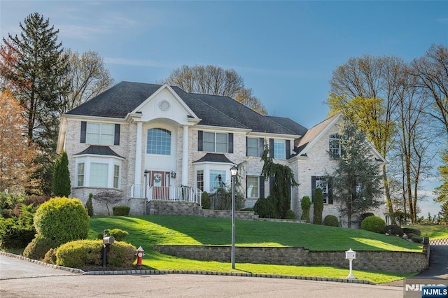 view of front facade with a front lawn