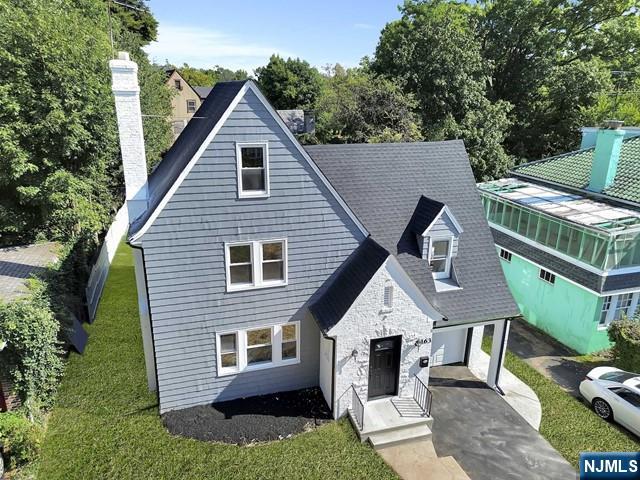 view of front of home featuring a front lawn