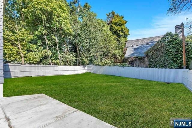 view of yard featuring a patio area