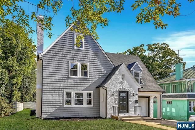 view of front of house with a front yard