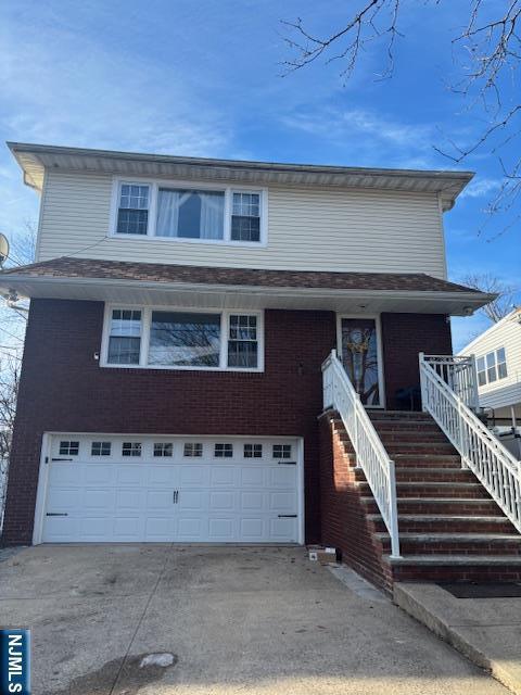 view of front facade featuring a garage