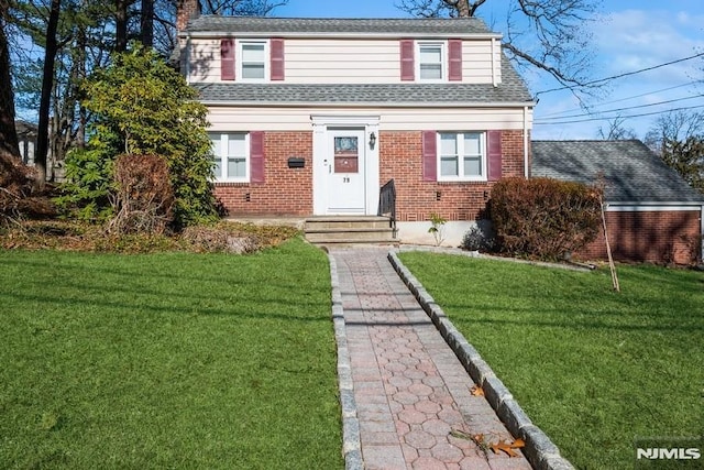 view of front facade featuring a front lawn