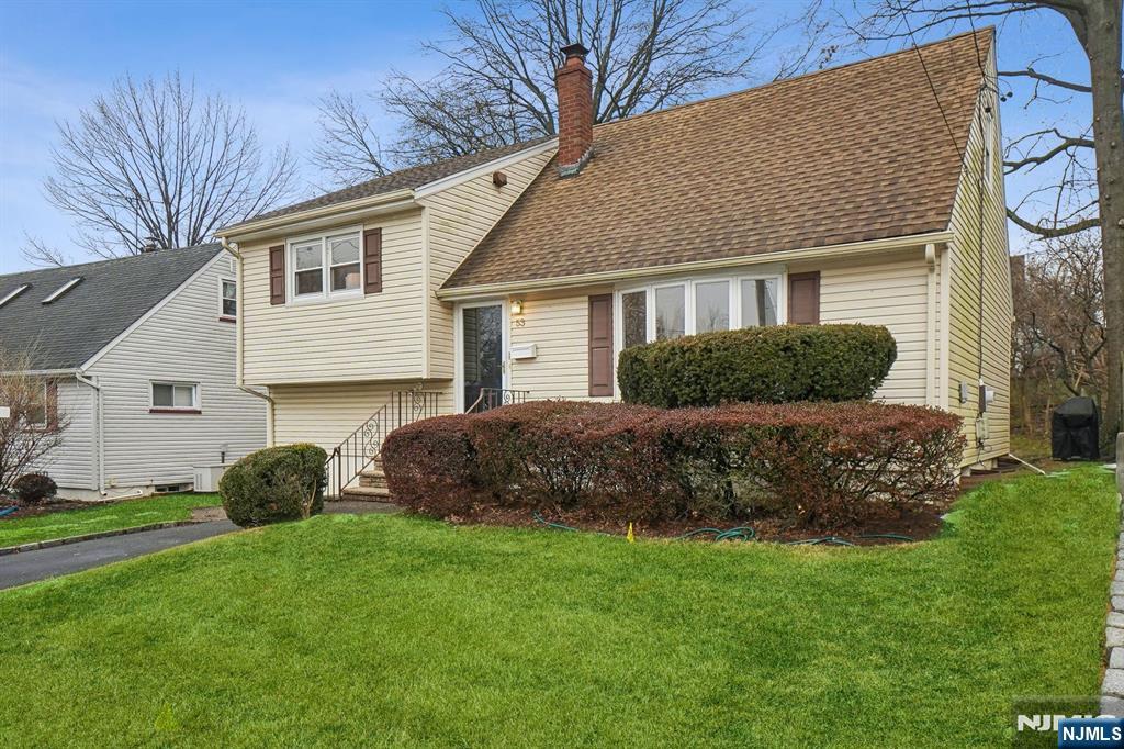 view of front of house with a front lawn