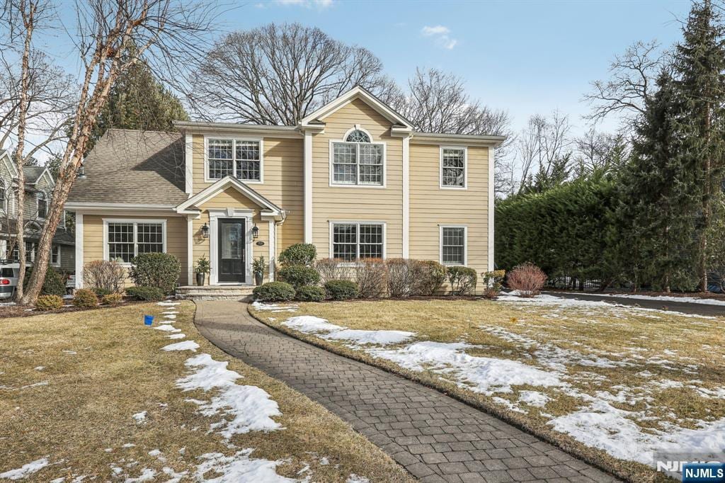 view of front of property featuring a yard