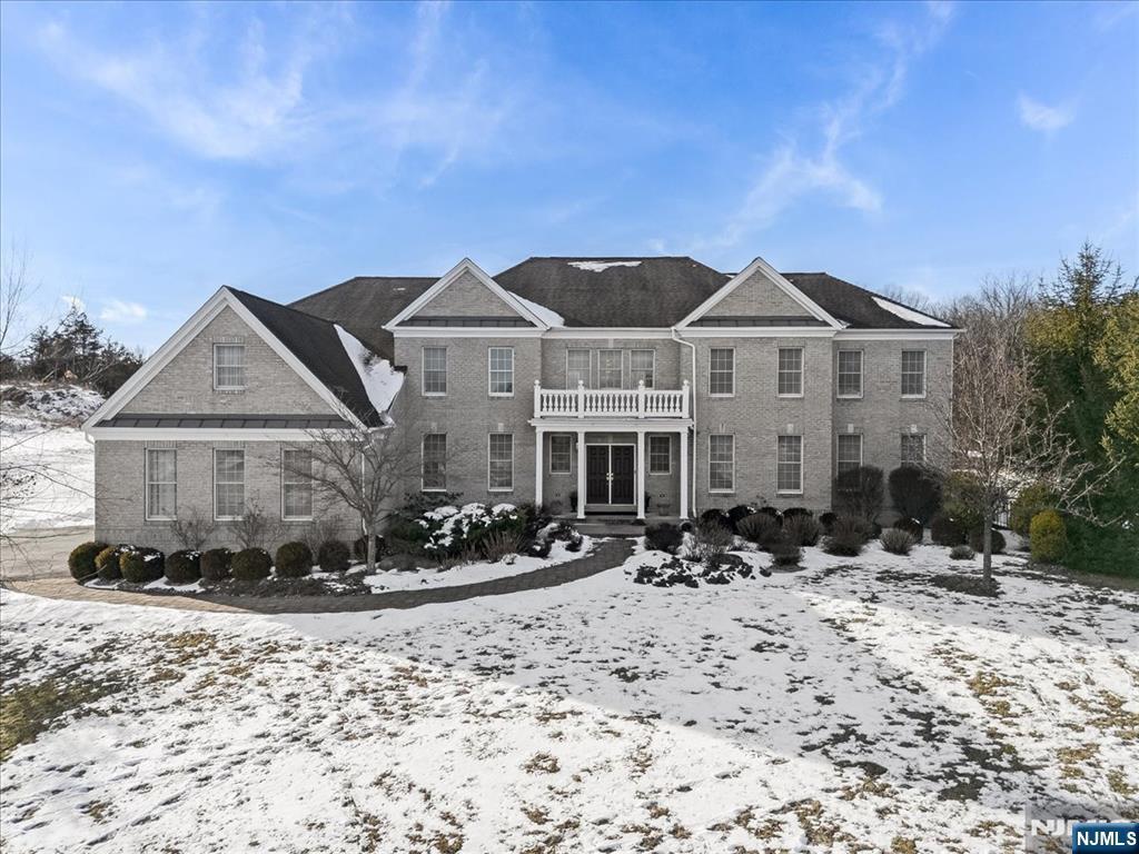 view of front of property featuring a balcony