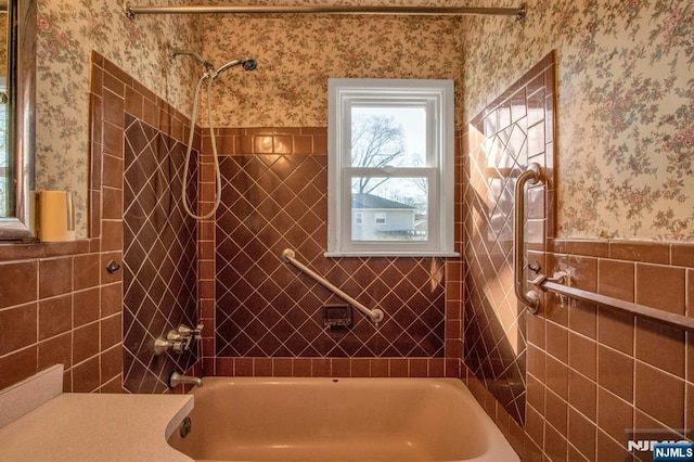 bathroom with tiled shower / bath combo