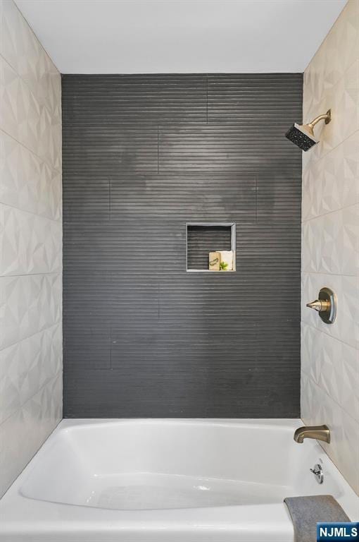 bathroom featuring tiled shower / bath combo